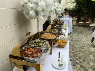 location chafing dish, buffet, bouquets de fleurs